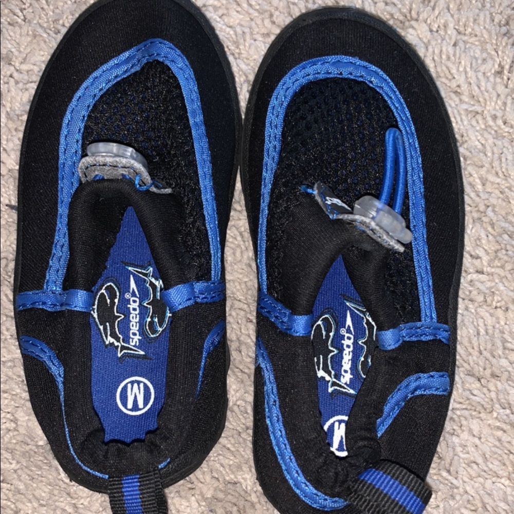 Speed NWOT size M (toddler 6/7) swim shoes